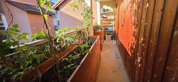 Découvrez en exclusivité ce superbe duplex T3, alliant confort moderne et extérieur privilégié.
Niché au 1er étage d'une résidence sécurisée, cet appartement offre un cadre de vie calme et fonctionnel.

​Côté Jour : Luminosité et Volume

Dès l'entrée, vous disposez d'un espace de rangement optimisé.
La cuisine, entièrement équipée, s'ouvre sur un premier balcon pour vos petits-déjeuners.
La pièce de vie, baignée de lumière, est le véritable cœur de l'appartement : elle se prolonge sur une terrasse spectaculaire de 33m², idéale pour vos moments de détente ou vos réceptions.

Astuce gain de place : un coin bureau a été aménagé sous l’escalier.

​Côté Nuit : Sérénité et Vue Dégagée

À l’étage, le palier dessert deux chambres confortables bénéficiant d'une vue dégagée et sans vis-à-vis direct.
Une salle d’eau  avec douche à l’italienne complète cet espace.

​Les prestations qui font la différence :

​Confort : Un WC par étage pour plus d'intimité.

​Isolation & Économies : Double vitrage et chauffage individuel au gaz.

​Annexes : Une place de parking privée et une cave sont incluses.

​Sécurité : Résidence fermée et sécurisée.

​Le petit plus : Possibilité d'acquérir un garage en sus

​Envie de succomber au charme de ce bien unique ? Contactez-moi dès maintenant pour organiser une visite.
Vidéo disponible sur demande.