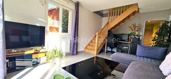 Découvrez en exclusivité ce superbe duplex T3, alliant confort moderne et extérieur privilégié.
Niché au 1er étage d'une résidence sécurisée, cet appartement offre un cadre de vie calme et fonctionnel.

​Côté Jour : Luminosité et Volume

Dès l'entrée, vous disposez d'un espace de rangement optimisé.
La cuisine, entièrement équipée, s'ouvre sur un premier balcon pour vos petits-déjeuners.
La pièce de vie, baignée de lumière, est le véritable cœur de l'appartement : elle se prolonge sur une terrasse spectaculaire de 33m², idéale pour vos moments de détente ou vos réceptions.

Astuce gain de place : un coin bureau a été aménagé sous l’escalier.

​Côté Nuit : Sérénité et Vue Dégagée

À l’étage, le palier dessert deux chambres confortables bénéficiant d'une vue dégagée et sans vis-à-vis direct.
Une salle d’eau  avec douche à l’italienne complète cet espace.

​Les prestations qui font la différence :

​Confort : Un WC par étage pour plus d'intimité.

​Isolation & Économies : Double vitrage et chauffage individuel au gaz.

​Annexes : Une place de parking privée et une cave sont incluses.

​Sécurité : Résidence fermée et sécurisée.

​Le petit plus : Possibilité d'acquérir un garage en sus

​Envie de succomber au charme de ce bien unique ? Contactez-moi dès maintenant pour organiser une visite.
Vidéo disponible sur demande.