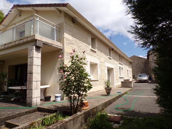 Maison en pierre entièrement rénovée située à BESSE