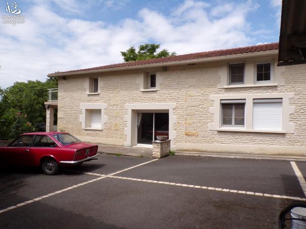 Maison en pierre entièrement rénovée située à BESSE