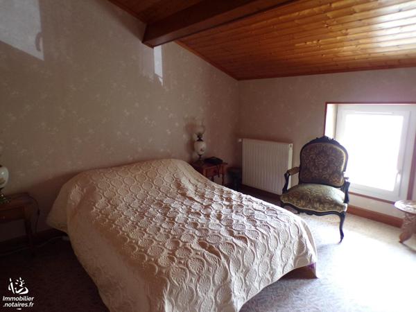 Maison en pierre entièrement rénovée située à BESSE