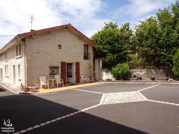 Maison en pierre entièrement rénovée située à BESSE