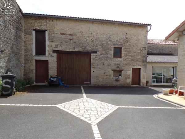 Maison en pierre entièrement rénovée située à BESSE