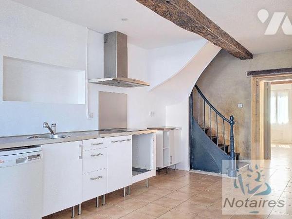 A deux pas de la place centrale ravissante maison de ville en pierre environ 129 m² de surface ...