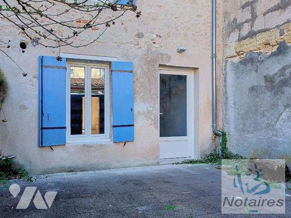 A deux pas de la place centrale ravissante maison de ville en pierre environ 129 m² de surface ...