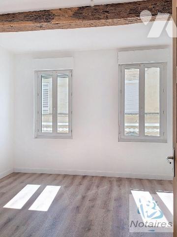 A deux pas de la place centrale ravissante maison de ville en pierre environ 129 m² de surface ...