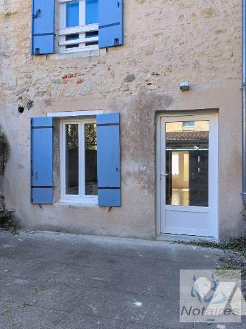 A deux pas de la place centrale ravissante maison de ville en pierre environ 129 m² de surface ...