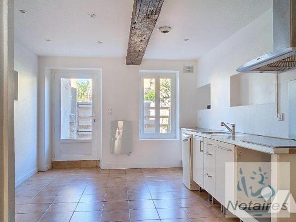 A deux pas de la place centrale ravissante maison de ville en pierre environ 129 m² de surface ...