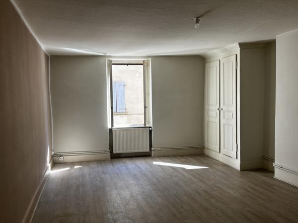 GRAND T2 - PROCHE CENTRE VILLE
