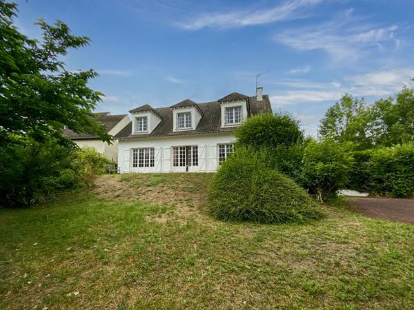 Vauréal Village : Belle Maison traditionnelle de 7 pièces avec terrain de 936 m2