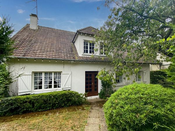 Vauréal Village : Belle Maison traditionnelle de 7 pièces avec terrain de 936 m2