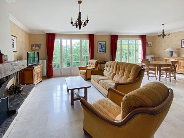 Vauréal Village : Belle Maison traditionnelle de 7 pièces avec terrain de 936 m2