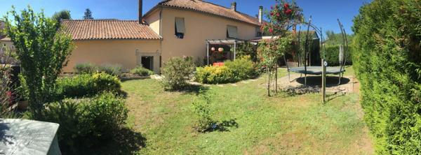 Maison en pierres avec garage attenant