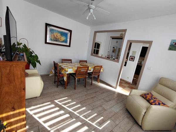 Maison en pierres avec garage attenant