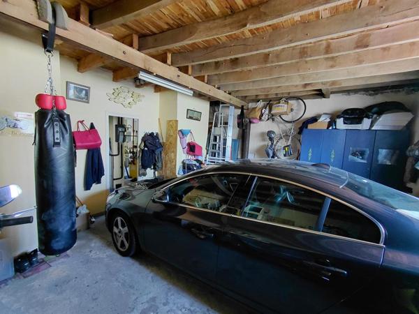 Maison en pierres avec garage attenant