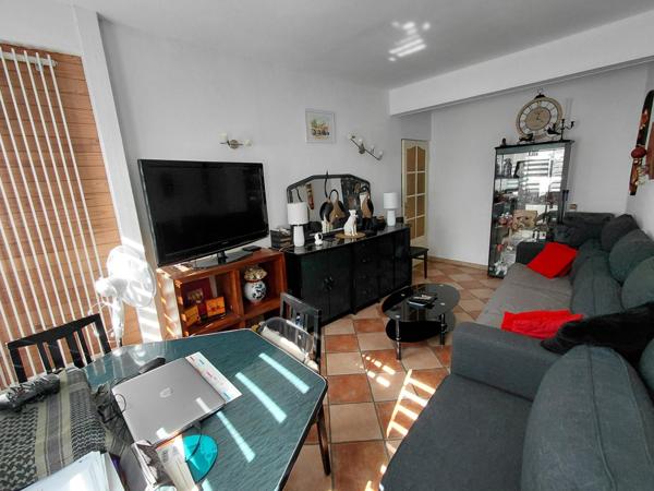 Maison en pierres avec garage attenant