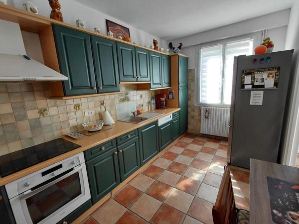 Maison en pierres avec garage attenant