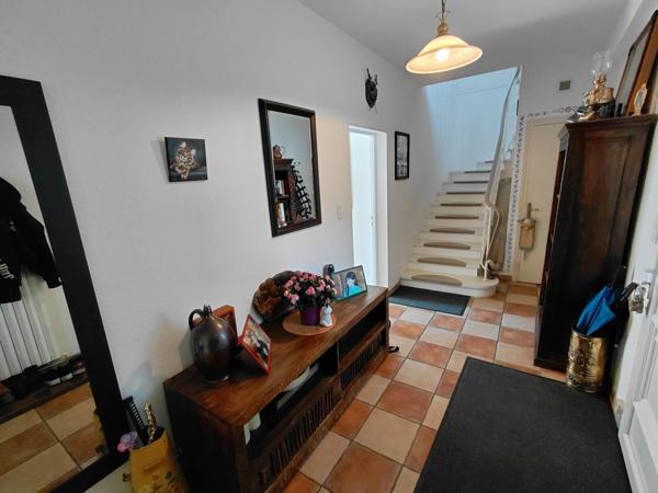 Maison en pierres avec garage attenant