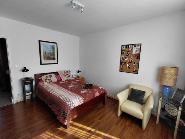 Maison en pierres avec garage attenant