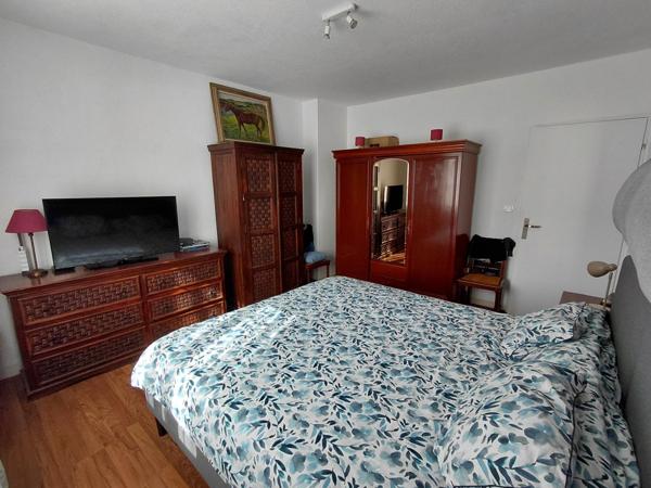 Maison en pierres avec garage attenant