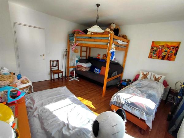 Maison en pierres avec garage attenant