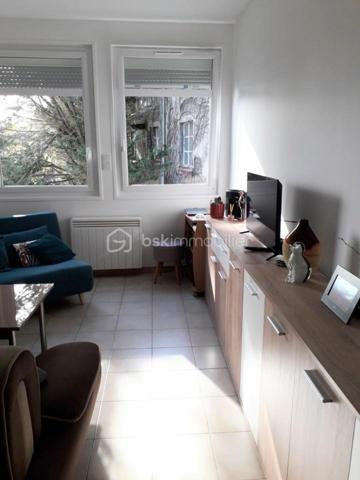 À vendre, charmant appartement T2 de 58 m² entièrement rénové.
Situé au premier étage d'une petite copropriété. La cuisine moderne, entièrement équipée, s'ouvre sur un salon spacieux et lumineux. 

Idéal pour un premier achat ou un investissement, à proximité des commerces et des transports. Contactez-nous dès maintenant pour planifier une visite et découvrir votre futur chez-vous.