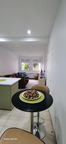 À vendre, charmant appartement T2 de 58 m² entièrement rénové.
Situé au premier étage d'une petite copropriété. La cuisine moderne, entièrement équipée, s'ouvre sur un salon spacieux et lumineux. 

Idéal pour un premier achat ou un investissement, à proximité des commerces et des transports. Contactez-nous dès maintenant pour planifier une visite et découvrir votre futur chez-vous.