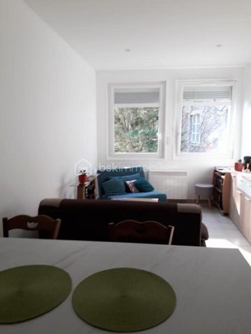 À vendre, charmant appartement T2 de 58 m² entièrement rénové.
Situé au premier étage d'une petite copropriété. La cuisine moderne, entièrement équipée, s'ouvre sur un salon spacieux et lumineux. 

Idéal pour un premier achat ou un investissement, à proximité des commerces et des transports. Contactez-nous dès maintenant pour planifier une visite et découvrir votre futur chez-vous.