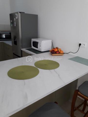 À vendre, charmant appartement T2 de 58 m² entièrement rénové.
Situé au premier étage d'une petite copropriété. La cuisine moderne, entièrement équipée, s'ouvre sur un salon spacieux et lumineux. 

Idéal pour un premier achat ou un investissement, à proximité des commerces et des transports. Contactez-nous dès maintenant pour planifier une visite et découvrir votre futur chez-vous.