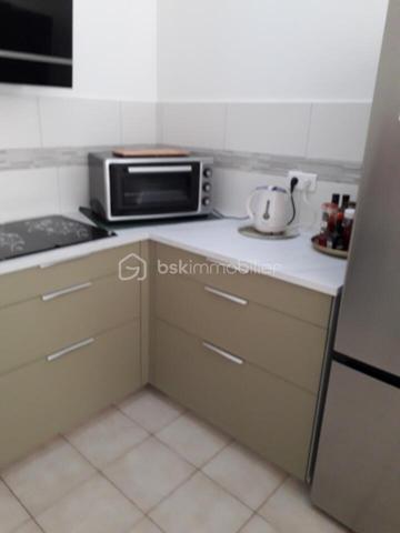 À vendre, charmant appartement T2 de 58 m² entièrement rénové.
Situé au premier étage d'une petite copropriété. La cuisine moderne, entièrement équipée, s'ouvre sur un salon spacieux et lumineux. 

Idéal pour un premier achat ou un investissement, à proximité des commerces et des transports. Contactez-nous dès maintenant pour planifier une visite et découvrir votre futur chez-vous.