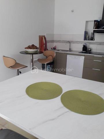 À vendre, charmant appartement T2 de 58 m² entièrement rénové.
Situé au premier étage d'une petite copropriété. La cuisine moderne, entièrement équipée, s'ouvre sur un salon spacieux et lumineux. 

Idéal pour un premier achat ou un investissement, à proximité des commerces et des transports. Contactez-nous dès maintenant pour planifier une visite et découvrir votre futur chez-vous.