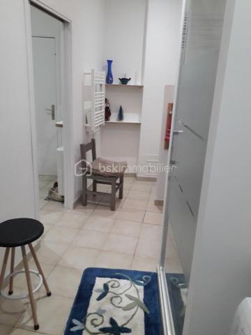 À vendre, charmant appartement T2 de 58 m² entièrement rénové.
Situé au premier étage d'une petite copropriété. La cuisine moderne, entièrement équipée, s'ouvre sur un salon spacieux et lumineux. 

Idéal pour un premier achat ou un investissement, à proximité des commerces et des transports. Contactez-nous dès maintenant pour planifier une visite et découvrir votre futur chez-vous.