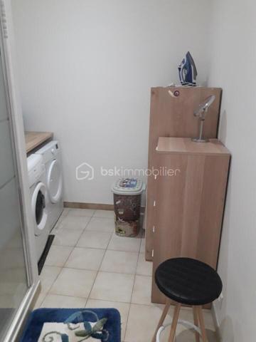 À vendre, charmant appartement T2 de 58 m² entièrement rénové.
Situé au premier étage d'une petite copropriété. La cuisine moderne, entièrement équipée, s'ouvre sur un salon spacieux et lumineux. 

Idéal pour un premier achat ou un investissement, à proximité des commerces et des transports. Contactez-nous dès maintenant pour planifier une visite et découvrir votre futur chez-vous.