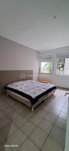 À vendre, charmant appartement T2 de 58 m² entièrement rénové.
Situé au premier étage d'une petite copropriété. La cuisine moderne, entièrement équipée, s'ouvre sur un salon spacieux et lumineux. 

Idéal pour un premier achat ou un investissement, à proximité des commerces et des transports. Contactez-nous dès maintenant pour planifier une visite et découvrir votre futur chez-vous.