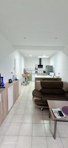 À vendre, charmant appartement T2 de 58 m² entièrement rénové.
Situé au premier étage d'une petite copropriété. La cuisine moderne, entièrement équipée, s'ouvre sur un salon spacieux et lumineux. 

Idéal pour un premier achat ou un investissement, à proximité des commerces et des transports. Contactez-nous dès maintenant pour planifier une visite et découvrir votre futur chez-vous.