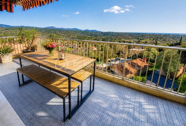Si prendre votre petit déjeuner tous les matins en contemplant les montagnes et la mer vous fait rêver, cet appartement est fait pour vous!

À seulement 10 minutes à pied du centre historique de VENCE, accessible par un chemin privatif, découvrez ce bel appartement 4 pièces récemment rénové, situé au dernier étage avec ascenseur d’une résidence sécurisée, intimiste et très bien entretenue.

Parfaitement agencé, l’appartement offre une circulation fluide et confortable au quotidien. 

Dès l’entrée, la luminosité, le calme et les volumes harmonieux procurent une agréable sensation de bien-être. 

La pièce de vie de près de 30 m² avec cuisine contemporaine ouverte, entièrement équipée et conviviale, s’ouvre sur une vaste terrasse en L de 42 m² offrant une vue panoramique sur: Baous, Mercantour, collines niçoises et verdure à perte de vue jusqu’à la mer, sans vis-à-vis.

Le poêle à bois apporte une touche chaleureuse et une ambiance cocooning durant hiver.

L’espace nuit comprend 3 chambres d’environ 12 m², dont une suite parentale avec sa salle d’eau privative et son WC, une salle de bains indépendante ainsi qu’un WC séparé. 

Chaque pièce bénéficie d’un accès direct à la terrasse, véritable prolongement de l'espace de vie.

Pour votre confort: climatisation réversible, double vitrage neuf, porte blindée, stores électriques et fibre optique.

Un garage fermé de 20 m², une place de parking privative ainsi qu'une grande cave complètent ce bien.

Idéalement situé: vous profiterez d’un véritable esprit campagne, dans un cadre verdoyant et serein, tout en restant à proximité immédiate des commerces, écoles, piscine et commodités.
Navettes vençoises gratuites et bus au pied de la résidence.
Plages, autoroute A8, aéroport de Nice, centres commerciaux Polygone Riviera et Cap 3000, sont à 10-15 minutes en voiture.

Un appartement clé en main lumineux et facile à vivre, idéal pour une famille, le télétravail ou pour des propriétaires de villa souhaitant conserver leur qualité de vie sans les contraintes d’une maison.

Coup de cœur assuré!

Pour toute information complémentaire ou organisation de visite, contactez moi.
Vidéo sur demande