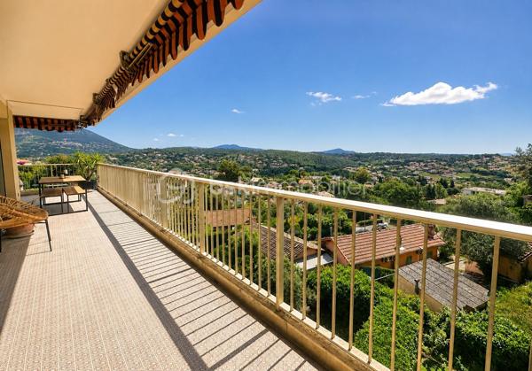 Si prendre votre petit déjeuner tous les matins en contemplant les montagnes et la mer vous fait rêver, cet appartement est fait pour vous!

À seulement 10 minutes à pied du centre historique de VENCE, accessible par un chemin privatif, découvrez ce bel appartement 4 pièces récemment rénové, situé au dernier étage avec ascenseur d’une résidence sécurisée, intimiste et très bien entretenue.

Parfaitement agencé, l’appartement offre une circulation fluide et confortable au quotidien. 

Dès l’entrée, la luminosité, le calme et les volumes harmonieux procurent une agréable sensation de bien-être. 

La pièce de vie de près de 30 m² avec cuisine contemporaine ouverte, entièrement équipée et conviviale, s’ouvre sur une vaste terrasse en L de 42 m² offrant une vue panoramique sur: Baous, Mercantour, collines niçoises et verdure à perte de vue jusqu’à la mer, sans vis-à-vis.

Le poêle à bois apporte une touche chaleureuse et une ambiance cocooning durant hiver.

L’espace nuit comprend 3 chambres d’environ 12 m², dont une suite parentale avec sa salle d’eau privative et son WC, une salle de bains indépendante ainsi qu’un WC séparé. 

Chaque pièce bénéficie d’un accès direct à la terrasse, véritable prolongement de l'espace de vie.

Pour votre confort: climatisation réversible, double vitrage neuf, porte blindée, stores électriques et fibre optique.

Un garage fermé de 20 m², une place de parking privative ainsi qu'une grande cave complètent ce bien.

Idéalement situé: vous profiterez d’un véritable esprit campagne, dans un cadre verdoyant et serein, tout en restant à proximité immédiate des commerces, écoles, piscine et commodités.
Navettes vençoises gratuites et bus au pied de la résidence.
Plages, autoroute A8, aéroport de Nice, centres commerciaux Polygone Riviera et Cap 3000, sont à 10-15 minutes en voiture.

Un appartement clé en main lumineux et facile à vivre, idéal pour une famille, le télétravail ou pour des propriétaires de villa souhaitant conserver leur qualité de vie sans les contraintes d’une maison.

Coup de cœur assuré!

Pour toute information complémentaire ou organisation de visite, contactez moi.
Vidéo sur demande