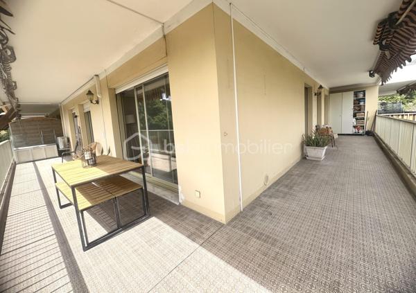 Si prendre votre petit déjeuner tous les matins en contemplant les montagnes et la mer vous fait rêver, cet appartement est fait pour vous!

À seulement 10 minutes à pied du centre historique de VENCE, accessible par un chemin privatif, découvrez ce bel appartement 4 pièces récemment rénové, situé au dernier étage avec ascenseur d’une résidence sécurisée, intimiste et très bien entretenue.

Parfaitement agencé, l’appartement offre une circulation fluide et confortable au quotidien. 

Dès l’entrée, la luminosité, le calme et les volumes harmonieux procurent une agréable sensation de bien-être. 

La pièce de vie de près de 30 m² avec cuisine contemporaine ouverte, entièrement équipée et conviviale, s’ouvre sur une vaste terrasse en L de 42 m² offrant une vue panoramique sur: Baous, Mercantour, collines niçoises et verdure à perte de vue jusqu’à la mer, sans vis-à-vis.

Le poêle à bois apporte une touche chaleureuse et une ambiance cocooning durant hiver.

L’espace nuit comprend 3 chambres d’environ 12 m², dont une suite parentale avec sa salle d’eau privative et son WC, une salle de bains indépendante ainsi qu’un WC séparé. 

Chaque pièce bénéficie d’un accès direct à la terrasse, véritable prolongement de l'espace de vie.

Pour votre confort: climatisation réversible, double vitrage neuf, porte blindée, stores électriques et fibre optique.

Un garage fermé de 20 m², une place de parking privative ainsi qu'une grande cave complètent ce bien.

Idéalement situé: vous profiterez d’un véritable esprit campagne, dans un cadre verdoyant et serein, tout en restant à proximité immédiate des commerces, écoles, piscine et commodités.
Navettes vençoises gratuites et bus au pied de la résidence.
Plages, autoroute A8, aéroport de Nice, centres commerciaux Polygone Riviera et Cap 3000, sont à 10-15 minutes en voiture.

Un appartement clé en main lumineux et facile à vivre, idéal pour une famille, le télétravail ou pour des propriétaires de villa souhaitant conserver leur qualité de vie sans les contraintes d’une maison.

Coup de cœur assuré!

Pour toute information complémentaire ou organisation de visite, contactez moi.
Vidéo sur demande
