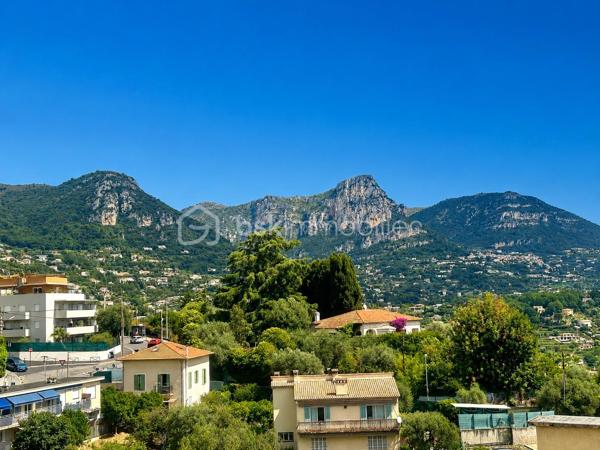 Si prendre votre petit déjeuner tous les matins en contemplant les montagnes et la mer vous fait rêver, cet appartement est fait pour vous!

À seulement 10 minutes à pied du centre historique de VENCE, accessible par un chemin privatif, découvrez ce bel appartement 4 pièces récemment rénové, situé au dernier étage avec ascenseur d’une résidence sécurisée, intimiste et très bien entretenue.

Parfaitement agencé, l’appartement offre une circulation fluide et confortable au quotidien. 

Dès l’entrée, la luminosité, le calme et les volumes harmonieux procurent une agréable sensation de bien-être. 

La pièce de vie de près de 30 m² avec cuisine contemporaine ouverte, entièrement équipée et conviviale, s’ouvre sur une vaste terrasse en L de 42 m² offrant une vue panoramique sur: Baous, Mercantour, collines niçoises et verdure à perte de vue jusqu’à la mer, sans vis-à-vis.

Le poêle à bois apporte une touche chaleureuse et une ambiance cocooning durant hiver.

L’espace nuit comprend 3 chambres d’environ 12 m², dont une suite parentale avec sa salle d’eau privative et son WC, une salle de bains indépendante ainsi qu’un WC séparé. 

Chaque pièce bénéficie d’un accès direct à la terrasse, véritable prolongement de l'espace de vie.

Pour votre confort: climatisation réversible, double vitrage neuf, porte blindée, stores électriques et fibre optique.

Un garage fermé de 20 m², une place de parking privative ainsi qu'une grande cave complètent ce bien.

Idéalement situé: vous profiterez d’un véritable esprit campagne, dans un cadre verdoyant et serein, tout en restant à proximité immédiate des commerces, écoles, piscine et commodités.
Navettes vençoises gratuites et bus au pied de la résidence.
Plages, autoroute A8, aéroport de Nice, centres commerciaux Polygone Riviera et Cap 3000, sont à 10-15 minutes en voiture.

Un appartement clé en main lumineux et facile à vivre, idéal pour une famille, le télétravail ou pour des propriétaires de villa souhaitant conserver leur qualité de vie sans les contraintes d’une maison.

Coup de cœur assuré!

Pour toute information complémentaire ou organisation de visite, contactez moi.
Vidéo sur demande