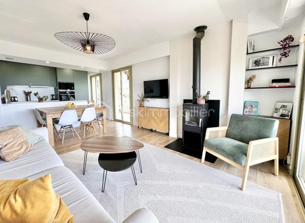 Si prendre votre petit déjeuner tous les matins en contemplant les montagnes et la mer vous fait rêver, cet appartement est fait pour vous!

À seulement 10 minutes à pied du centre historique de VENCE, accessible par un chemin privatif, découvrez ce bel appartement 4 pièces récemment rénové, situé au dernier étage avec ascenseur d’une résidence sécurisée, intimiste et très bien entretenue.

Parfaitement agencé, l’appartement offre une circulation fluide et confortable au quotidien. 

Dès l’entrée, la luminosité, le calme et les volumes harmonieux procurent une agréable sensation de bien-être. 

La pièce de vie de près de 30 m² avec cuisine contemporaine ouverte, entièrement équipée et conviviale, s’ouvre sur une vaste terrasse en L de 42 m² offrant une vue panoramique sur: Baous, Mercantour, collines niçoises et verdure à perte de vue jusqu’à la mer, sans vis-à-vis.

Le poêle à bois apporte une touche chaleureuse et une ambiance cocooning durant hiver.

L’espace nuit comprend 3 chambres d’environ 12 m², dont une suite parentale avec sa salle d’eau privative et son WC, une salle de bains indépendante ainsi qu’un WC séparé. 

Chaque pièce bénéficie d’un accès direct à la terrasse, véritable prolongement de l'espace de vie.

Pour votre confort: climatisation réversible, double vitrage neuf, porte blindée, stores électriques et fibre optique.

Un garage fermé de 20 m², une place de parking privative ainsi qu'une grande cave complètent ce bien.

Idéalement situé: vous profiterez d’un véritable esprit campagne, dans un cadre verdoyant et serein, tout en restant à proximité immédiate des commerces, écoles, piscine et commodités.
Navettes vençoises gratuites et bus au pied de la résidence.
Plages, autoroute A8, aéroport de Nice, centres commerciaux Polygone Riviera et Cap 3000, sont à 10-15 minutes en voiture.

Un appartement clé en main lumineux et facile à vivre, idéal pour une famille, le télétravail ou pour des propriétaires de villa souhaitant conserver leur qualité de vie sans les contraintes d’une maison.

Coup de cœur assuré!

Pour toute information complémentaire ou organisation de visite, contactez moi.
Vidéo sur demande