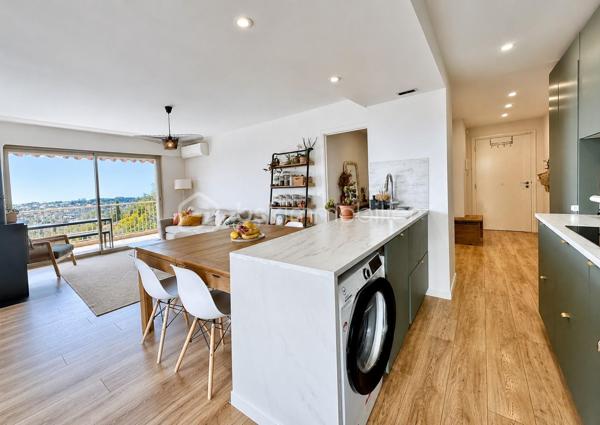 Si prendre votre petit déjeuner tous les matins en contemplant les montagnes et la mer vous fait rêver, cet appartement est fait pour vous!

À seulement 10 minutes à pied du centre historique de VENCE, accessible par un chemin privatif, découvrez ce bel appartement 4 pièces récemment rénové, situé au dernier étage avec ascenseur d’une résidence sécurisée, intimiste et très bien entretenue.

Parfaitement agencé, l’appartement offre une circulation fluide et confortable au quotidien. 

Dès l’entrée, la luminosité, le calme et les volumes harmonieux procurent une agréable sensation de bien-être. 

La pièce de vie de près de 30 m² avec cuisine contemporaine ouverte, entièrement équipée et conviviale, s’ouvre sur une vaste terrasse en L de 42 m² offrant une vue panoramique sur: Baous, Mercantour, collines niçoises et verdure à perte de vue jusqu’à la mer, sans vis-à-vis.

Le poêle à bois apporte une touche chaleureuse et une ambiance cocooning durant hiver.

L’espace nuit comprend 3 chambres d’environ 12 m², dont une suite parentale avec sa salle d’eau privative et son WC, une salle de bains indépendante ainsi qu’un WC séparé. 

Chaque pièce bénéficie d’un accès direct à la terrasse, véritable prolongement de l'espace de vie.

Pour votre confort: climatisation réversible, double vitrage neuf, porte blindée, stores électriques et fibre optique.

Un garage fermé de 20 m², une place de parking privative ainsi qu'une grande cave complètent ce bien.

Idéalement situé: vous profiterez d’un véritable esprit campagne, dans un cadre verdoyant et serein, tout en restant à proximité immédiate des commerces, écoles, piscine et commodités.
Navettes vençoises gratuites et bus au pied de la résidence.
Plages, autoroute A8, aéroport de Nice, centres commerciaux Polygone Riviera et Cap 3000, sont à 10-15 minutes en voiture.

Un appartement clé en main lumineux et facile à vivre, idéal pour une famille, le télétravail ou pour des propriétaires de villa souhaitant conserver leur qualité de vie sans les contraintes d’une maison.

Coup de cœur assuré!

Pour toute information complémentaire ou organisation de visite, contactez moi.
Vidéo sur demande