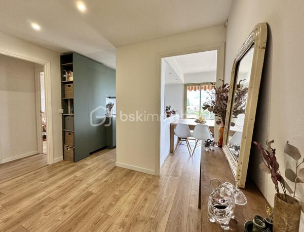 Si prendre votre petit déjeuner tous les matins en contemplant les montagnes et la mer vous fait rêver, cet appartement est fait pour vous!

À seulement 10 minutes à pied du centre historique de VENCE, accessible par un chemin privatif, découvrez ce bel appartement 4 pièces récemment rénové, situé au dernier étage avec ascenseur d’une résidence sécurisée, intimiste et très bien entretenue.

Parfaitement agencé, l’appartement offre une circulation fluide et confortable au quotidien. 

Dès l’entrée, la luminosité, le calme et les volumes harmonieux procurent une agréable sensation de bien-être. 

La pièce de vie de près de 30 m² avec cuisine contemporaine ouverte, entièrement équipée et conviviale, s’ouvre sur une vaste terrasse en L de 42 m² offrant une vue panoramique sur: Baous, Mercantour, collines niçoises et verdure à perte de vue jusqu’à la mer, sans vis-à-vis.

Le poêle à bois apporte une touche chaleureuse et une ambiance cocooning durant hiver.

L’espace nuit comprend 3 chambres d’environ 12 m², dont une suite parentale avec sa salle d’eau privative et son WC, une salle de bains indépendante ainsi qu’un WC séparé. 

Chaque pièce bénéficie d’un accès direct à la terrasse, véritable prolongement de l'espace de vie.

Pour votre confort: climatisation réversible, double vitrage neuf, porte blindée, stores électriques et fibre optique.

Un garage fermé de 20 m², une place de parking privative ainsi qu'une grande cave complètent ce bien.

Idéalement situé: vous profiterez d’un véritable esprit campagne, dans un cadre verdoyant et serein, tout en restant à proximité immédiate des commerces, écoles, piscine et commodités.
Navettes vençoises gratuites et bus au pied de la résidence.
Plages, autoroute A8, aéroport de Nice, centres commerciaux Polygone Riviera et Cap 3000, sont à 10-15 minutes en voiture.

Un appartement clé en main lumineux et facile à vivre, idéal pour une famille, le télétravail ou pour des propriétaires de villa souhaitant conserver leur qualité de vie sans les contraintes d’une maison.

Coup de cœur assuré!

Pour toute information complémentaire ou organisation de visite, contactez moi.
Vidéo sur demande