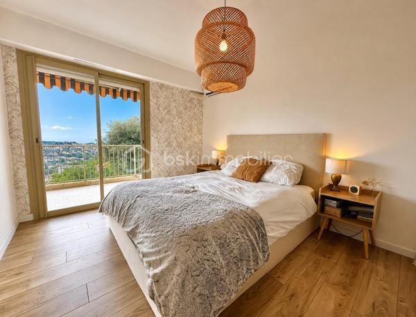 Si prendre votre petit déjeuner tous les matins en contemplant les montagnes et la mer vous fait rêver, cet appartement est fait pour vous!

À seulement 10 minutes à pied du centre historique de VENCE, accessible par un chemin privatif, découvrez ce bel appartement 4 pièces récemment rénové, situé au dernier étage avec ascenseur d’une résidence sécurisée, intimiste et très bien entretenue.

Parfaitement agencé, l’appartement offre une circulation fluide et confortable au quotidien. 

Dès l’entrée, la luminosité, le calme et les volumes harmonieux procurent une agréable sensation de bien-être. 

La pièce de vie de près de 30 m² avec cuisine contemporaine ouverte, entièrement équipée et conviviale, s’ouvre sur une vaste terrasse en L de 42 m² offrant une vue panoramique sur: Baous, Mercantour, collines niçoises et verdure à perte de vue jusqu’à la mer, sans vis-à-vis.

Le poêle à bois apporte une touche chaleureuse et une ambiance cocooning durant hiver.

L’espace nuit comprend 3 chambres d’environ 12 m², dont une suite parentale avec sa salle d’eau privative et son WC, une salle de bains indépendante ainsi qu’un WC séparé. 

Chaque pièce bénéficie d’un accès direct à la terrasse, véritable prolongement de l'espace de vie.

Pour votre confort: climatisation réversible, double vitrage neuf, porte blindée, stores électriques et fibre optique.

Un garage fermé de 20 m², une place de parking privative ainsi qu'une grande cave complètent ce bien.

Idéalement situé: vous profiterez d’un véritable esprit campagne, dans un cadre verdoyant et serein, tout en restant à proximité immédiate des commerces, écoles, piscine et commodités.
Navettes vençoises gratuites et bus au pied de la résidence.
Plages, autoroute A8, aéroport de Nice, centres commerciaux Polygone Riviera et Cap 3000, sont à 10-15 minutes en voiture.

Un appartement clé en main lumineux et facile à vivre, idéal pour une famille, le télétravail ou pour des propriétaires de villa souhaitant conserver leur qualité de vie sans les contraintes d’une maison.

Coup de cœur assuré!

Pour toute information complémentaire ou organisation de visite, contactez moi.
Vidéo sur demande
