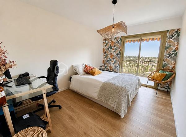 Si prendre votre petit déjeuner tous les matins en contemplant les montagnes et la mer vous fait rêver, cet appartement est fait pour vous!

À seulement 10 minutes à pied du centre historique de VENCE, accessible par un chemin privatif, découvrez ce bel appartement 4 pièces récemment rénové, situé au dernier étage avec ascenseur d’une résidence sécurisée, intimiste et très bien entretenue.

Parfaitement agencé, l’appartement offre une circulation fluide et confortable au quotidien. 

Dès l’entrée, la luminosité, le calme et les volumes harmonieux procurent une agréable sensation de bien-être. 

La pièce de vie de près de 30 m² avec cuisine contemporaine ouverte, entièrement équipée et conviviale, s’ouvre sur une vaste terrasse en L de 42 m² offrant une vue panoramique sur: Baous, Mercantour, collines niçoises et verdure à perte de vue jusqu’à la mer, sans vis-à-vis.

Le poêle à bois apporte une touche chaleureuse et une ambiance cocooning durant hiver.

L’espace nuit comprend 3 chambres d’environ 12 m², dont une suite parentale avec sa salle d’eau privative et son WC, une salle de bains indépendante ainsi qu’un WC séparé. 

Chaque pièce bénéficie d’un accès direct à la terrasse, véritable prolongement de l'espace de vie.

Pour votre confort: climatisation réversible, double vitrage neuf, porte blindée, stores électriques et fibre optique.

Un garage fermé de 20 m², une place de parking privative ainsi qu'une grande cave complètent ce bien.

Idéalement situé: vous profiterez d’un véritable esprit campagne, dans un cadre verdoyant et serein, tout en restant à proximité immédiate des commerces, écoles, piscine et commodités.
Navettes vençoises gratuites et bus au pied de la résidence.
Plages, autoroute A8, aéroport de Nice, centres commerciaux Polygone Riviera et Cap 3000, sont à 10-15 minutes en voiture.

Un appartement clé en main lumineux et facile à vivre, idéal pour une famille, le télétravail ou pour des propriétaires de villa souhaitant conserver leur qualité de vie sans les contraintes d’une maison.

Coup de cœur assuré!

Pour toute information complémentaire ou organisation de visite, contactez moi.
Vidéo sur demande