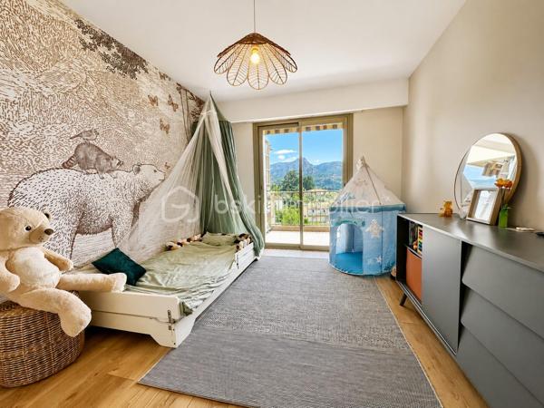 Si prendre votre petit déjeuner tous les matins en contemplant les montagnes et la mer vous fait rêver, cet appartement est fait pour vous!

À seulement 10 minutes à pied du centre historique de VENCE, accessible par un chemin privatif, découvrez ce bel appartement 4 pièces récemment rénové, situé au dernier étage avec ascenseur d’une résidence sécurisée, intimiste et très bien entretenue.

Parfaitement agencé, l’appartement offre une circulation fluide et confortable au quotidien. 

Dès l’entrée, la luminosité, le calme et les volumes harmonieux procurent une agréable sensation de bien-être. 

La pièce de vie de près de 30 m² avec cuisine contemporaine ouverte, entièrement équipée et conviviale, s’ouvre sur une vaste terrasse en L de 42 m² offrant une vue panoramique sur: Baous, Mercantour, collines niçoises et verdure à perte de vue jusqu’à la mer, sans vis-à-vis.

Le poêle à bois apporte une touche chaleureuse et une ambiance cocooning durant hiver.

L’espace nuit comprend 3 chambres d’environ 12 m², dont une suite parentale avec sa salle d’eau privative et son WC, une salle de bains indépendante ainsi qu’un WC séparé. 

Chaque pièce bénéficie d’un accès direct à la terrasse, véritable prolongement de l'espace de vie.

Pour votre confort: climatisation réversible, double vitrage neuf, porte blindée, stores électriques et fibre optique.

Un garage fermé de 20 m², une place de parking privative ainsi qu'une grande cave complètent ce bien.

Idéalement situé: vous profiterez d’un véritable esprit campagne, dans un cadre verdoyant et serein, tout en restant à proximité immédiate des commerces, écoles, piscine et commodités.
Navettes vençoises gratuites et bus au pied de la résidence.
Plages, autoroute A8, aéroport de Nice, centres commerciaux Polygone Riviera et Cap 3000, sont à 10-15 minutes en voiture.

Un appartement clé en main lumineux et facile à vivre, idéal pour une famille, le télétravail ou pour des propriétaires de villa souhaitant conserver leur qualité de vie sans les contraintes d’une maison.

Coup de cœur assuré!

Pour toute information complémentaire ou organisation de visite, contactez moi.
Vidéo sur demande