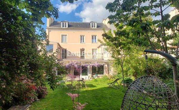 Hôtel particulier XVIIIe  de  280m² avec jardin de 300 m² plein sud Versailles Saint-Louis