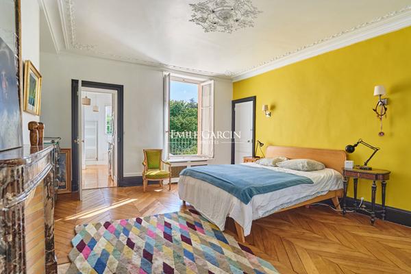 Hôtel particulier XVIIIe  de  280m² avec jardin de 300 m² plein sud Versailles Saint-Louis