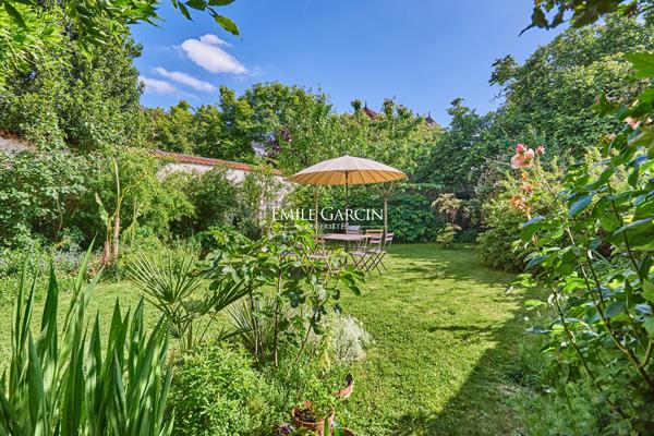 Hôtel particulier XVIIIe  de  280m² avec jardin de 300 m² plein sud Versailles Saint-Louis