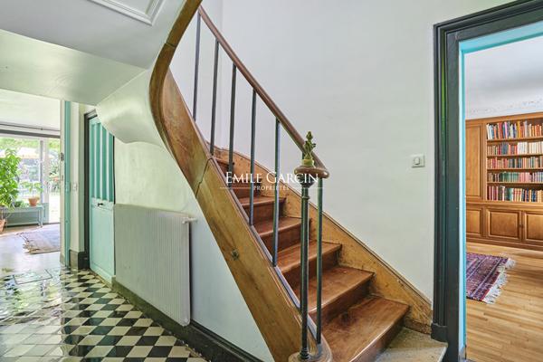 Hôtel particulier XVIIIe  de  280m² avec jardin de 300 m² plein sud Versailles Saint-Louis