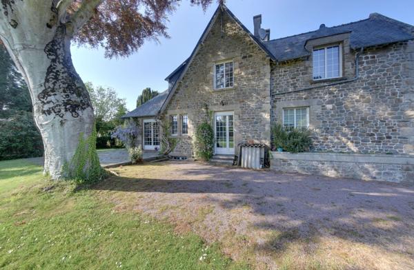 Maison en pierres avec jardin arboré dans le centre de Pleurtuit